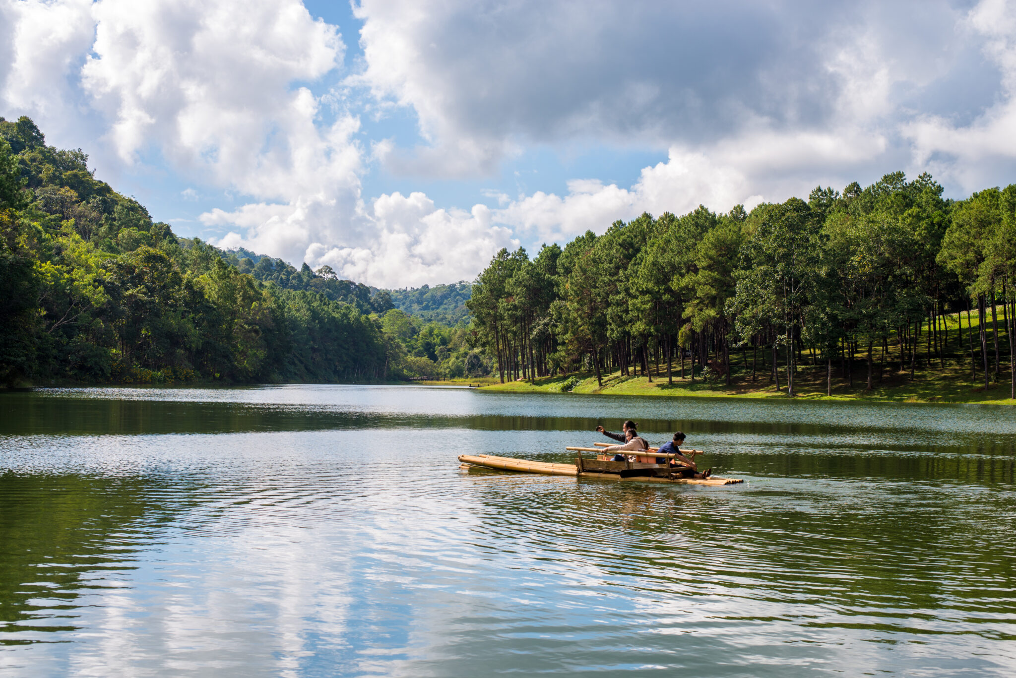 काजीरंगा राष्ट्रीय उद्यान 5 Pang-ung lake in Maehongson,Thailand.- vintage filter effect